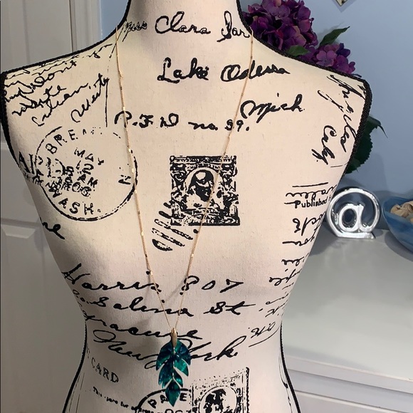 Gold Tone Arrow-Leaf Resin Pendant Chain Necklace - Picture 6 of 9